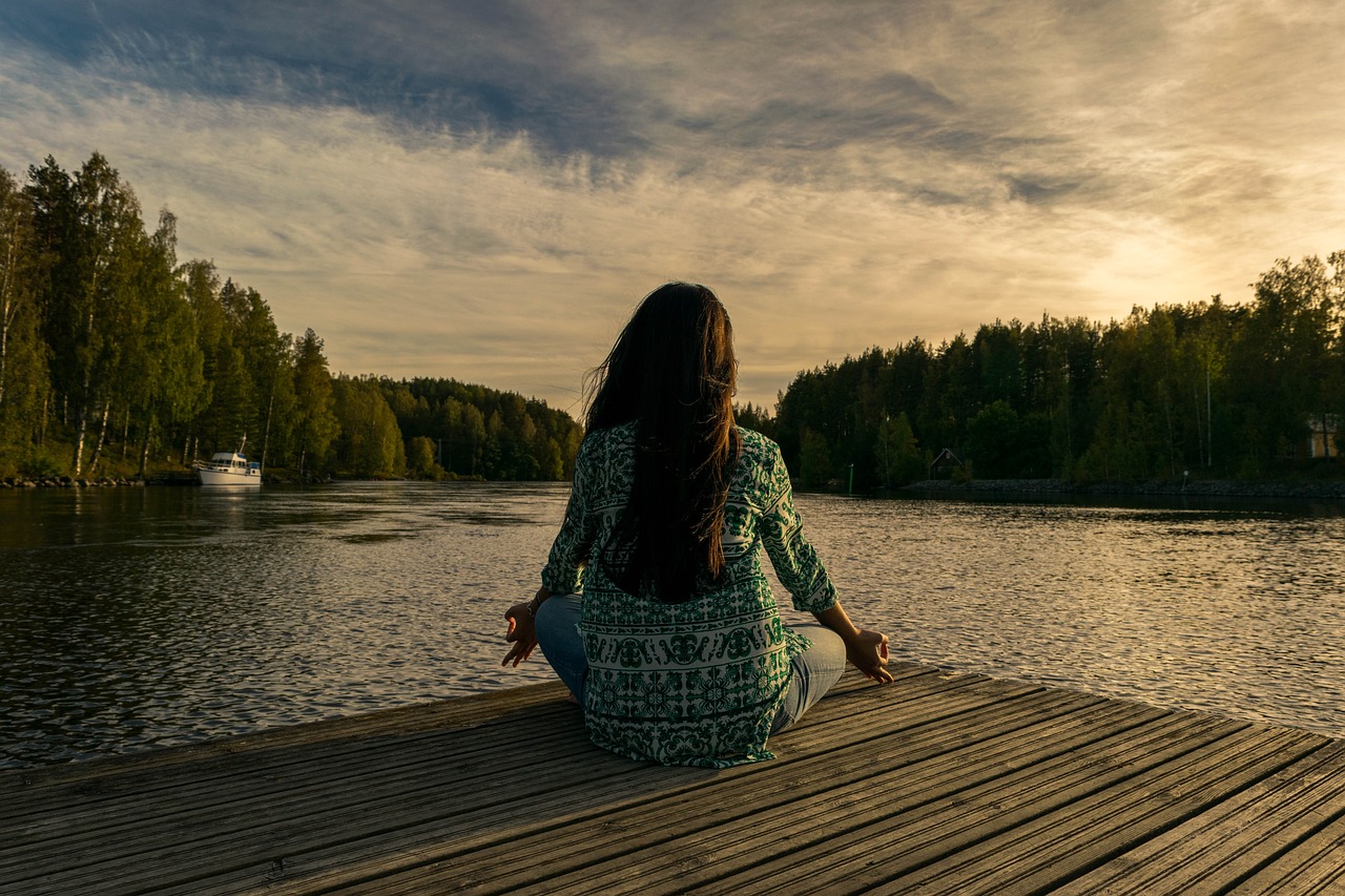 Meditierende Frau am See